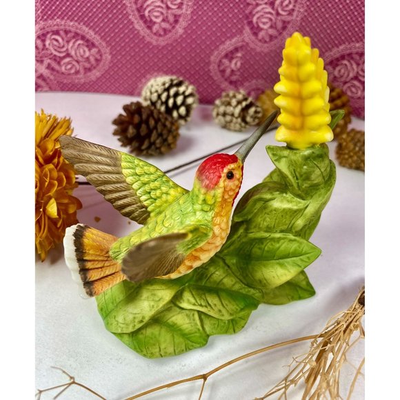 Allen's Bronson Collection, Hummingbird with Aphelandra Flower, looks so natural - Picture 9 of 16